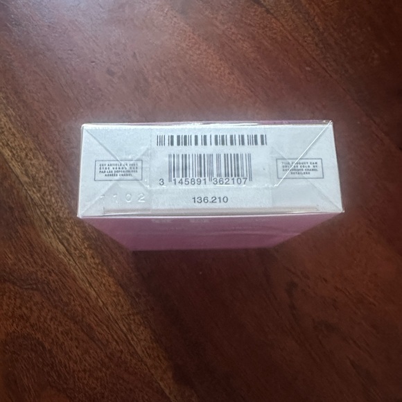 CHANEL La Crème Main Hand Cream - White and Black - Picture 5 of 5